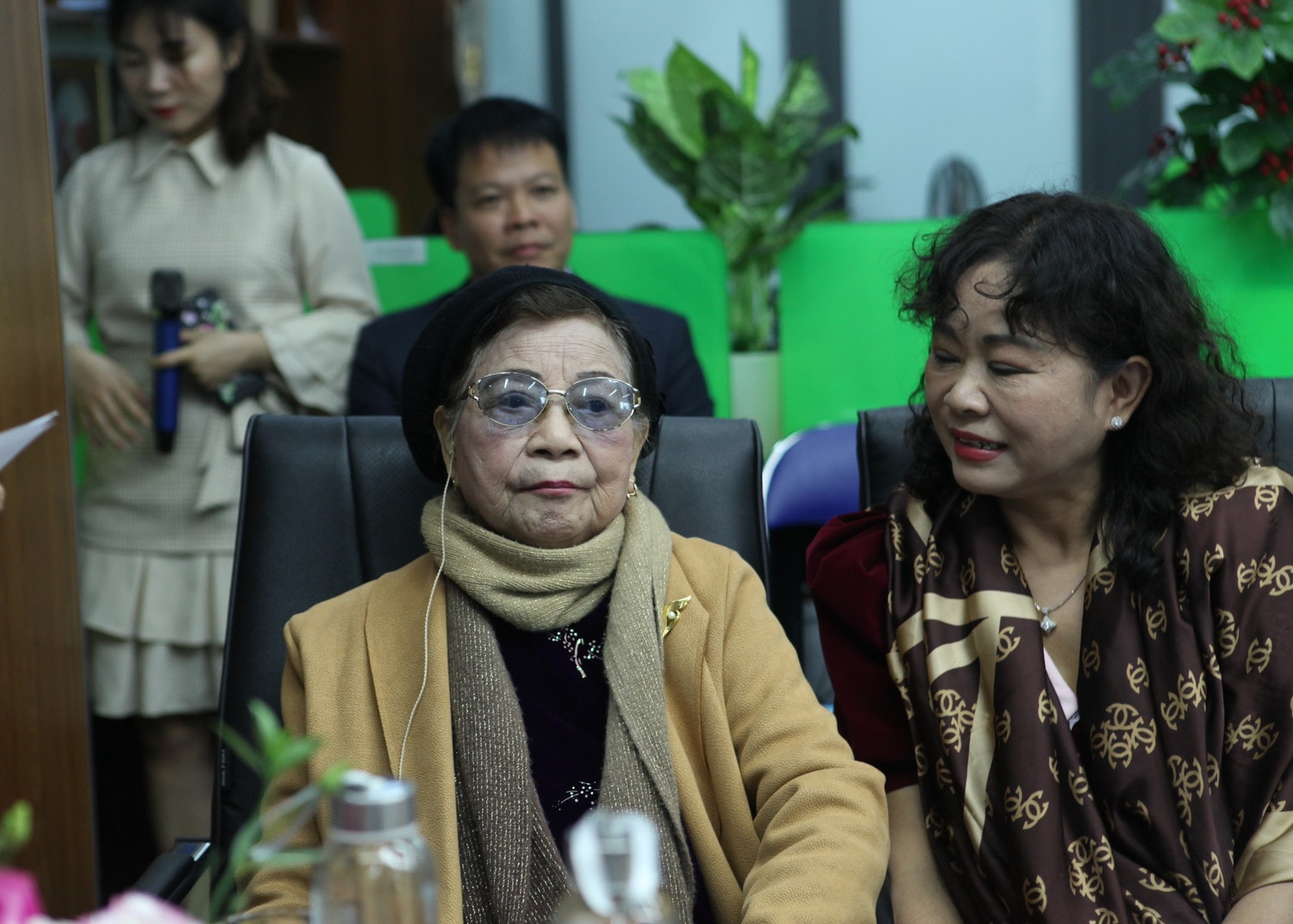 Bà Trần Thị Quế (bên trái) vợ cố Bộ trưởng Bộ Giao thông vận tải Bùi Danh Lưu đã có mặt tại buổi Tọa đàm Ảnh: Đức Hiệp Bà Trần Thị Quế vợ cố Bộ trưởng Bộ GTVT Bùi Đăng Lưu