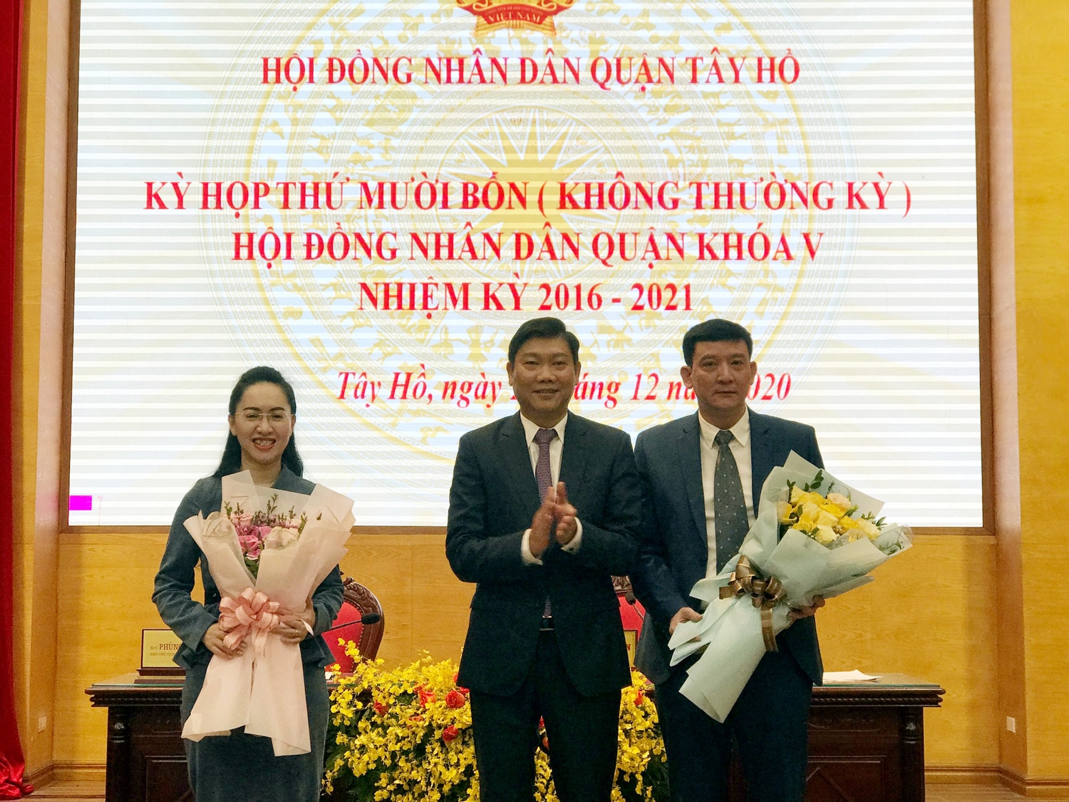 Thành ủy viên, Bí thư Quận ủy, Chủ tịch HĐND quận Tây Hồ Đỗ Anh Tuấn tặng hoa chúc mừng tân Phó Chủ tịch HĐND quận và Phó Chủ tịch UBND quận Khóa V, nhiệm kỳ 2016 - 2021 Thành ủy viên, Bí thư Quận ủy, Chủ tịch HĐND quận Tây Hồ Đỗ Anh Tuấn tặng hoa chúc mừng tân Phó Chủ tịch HĐND quận và Phó Chủ tịch UBND quận Khóa V, nhiệm kỳ 2016 - 2021