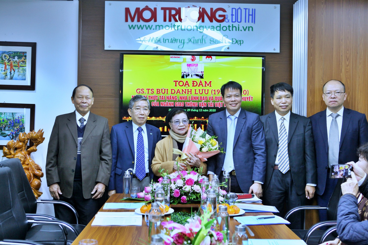 Ban Tổ chức tặng hoa bà Trần Thị Quế (vợ cố Bộ trưởng Bộ Giao thông, Vận tải Bùi Danh Lưu) Ảnh: Đức Hiệp Tặng hoa Bà Trần Thị Quế vợ cố Bộ trưởng Bộ GTVT Bùi Đăng Lưu