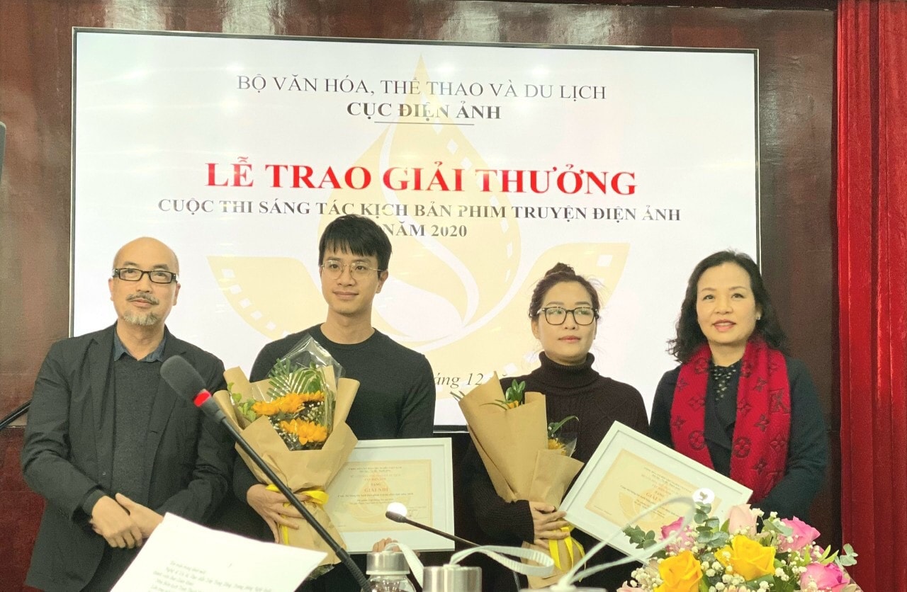 Ban tổ chức trao giải cho các tác giả đoạt giải Nhì