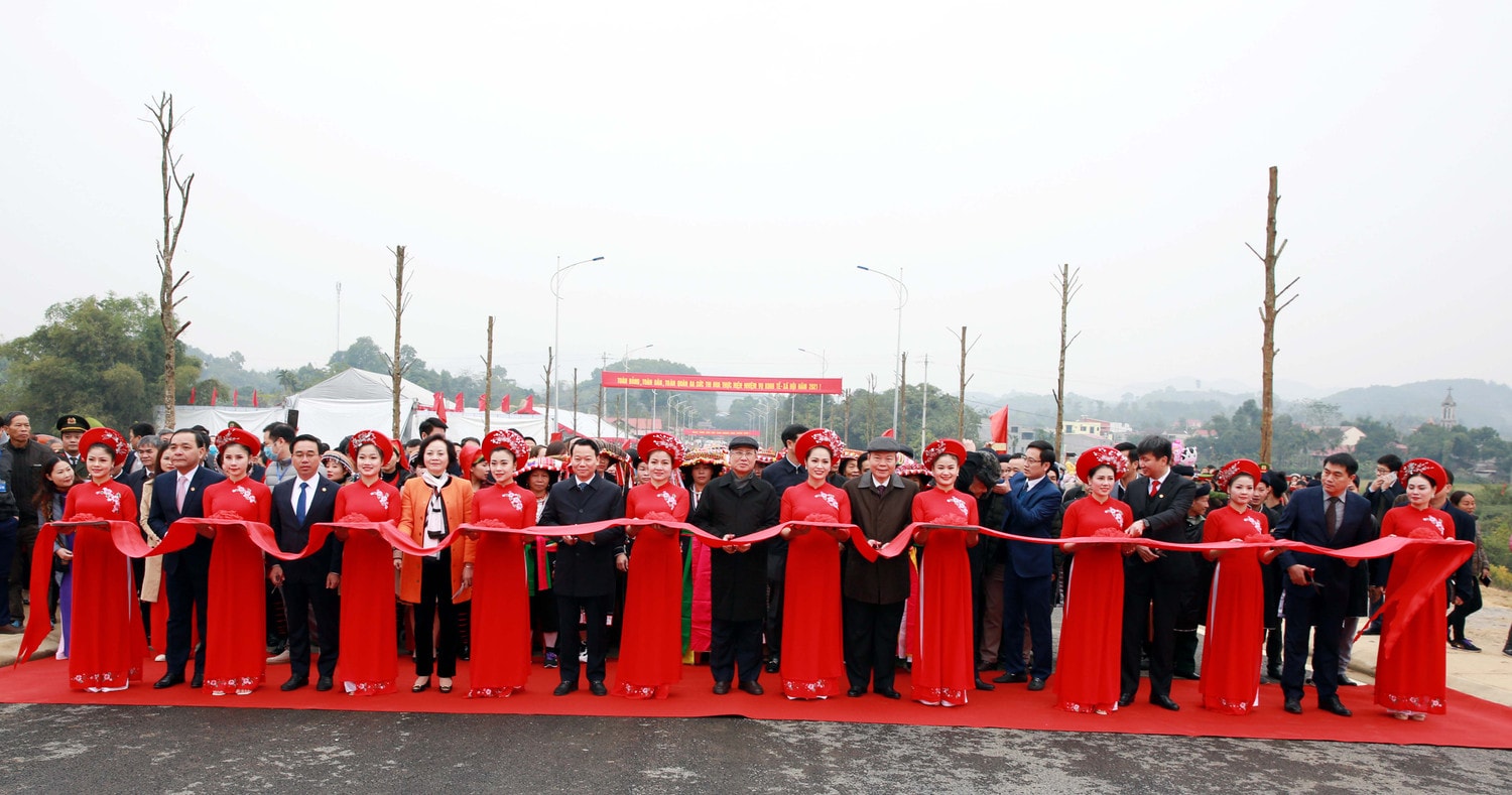 Thường trực Ban Bí thư Trần Quốc Vượng, Phó Chủ tịch Quốc hội Phùng Quốc Hiển và Đoàn ĐBQH tỉnh Yên Bái tới dự lễ cắt băng khánh thành cầu Cổ Phúc, huyện Trấn Yên, tỉnh Yên Bái