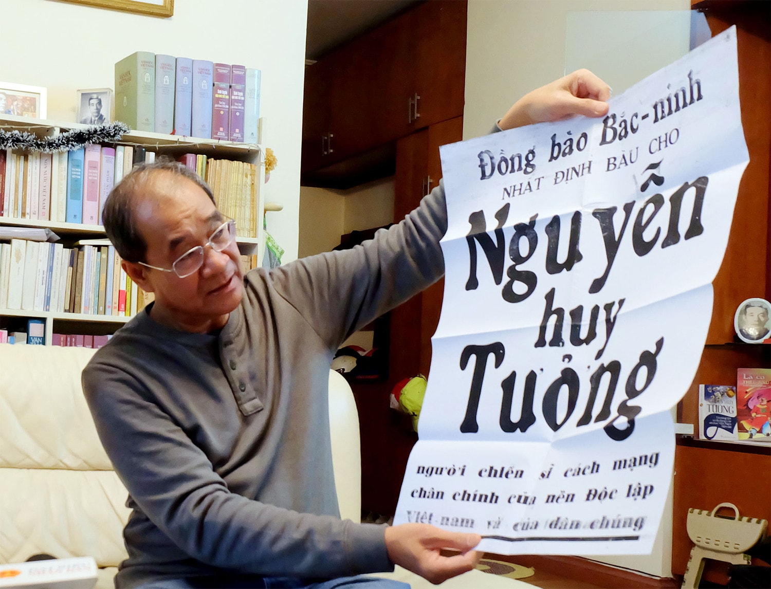 Tờ áp phích kêu gọi cử tri bỏ phiếu cho nhà văn Nguyễn Huy Tưởng Ảnh: Lê Thủy
