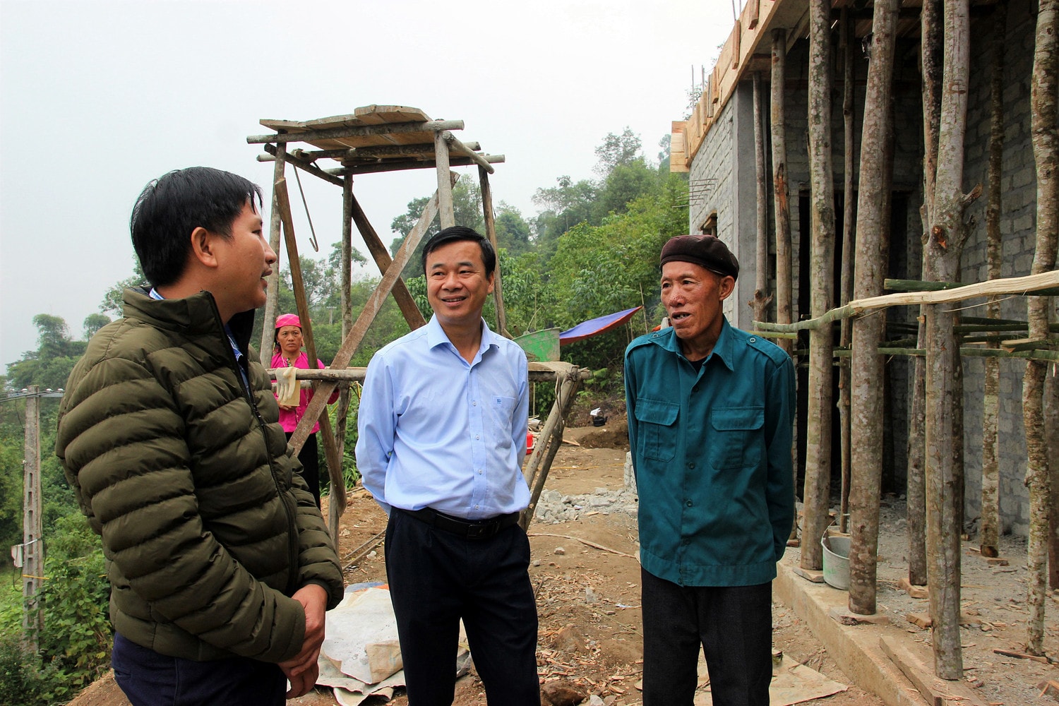 	Bí thư Huyện ủy Hoàng Nhị Sơn thăm hỏi và động viên bà con trong căn nhà mới khang trang