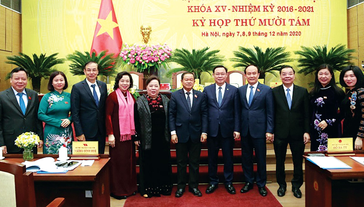 Phó Chủ tịch Quốc hội, Đại tướng Đỗ Bá Tỵ và lãnh đạo TP Hà Nội tại Kỳ họp thứ 18, HĐND TP Hà Nội Ảnh: Huyền Loan
