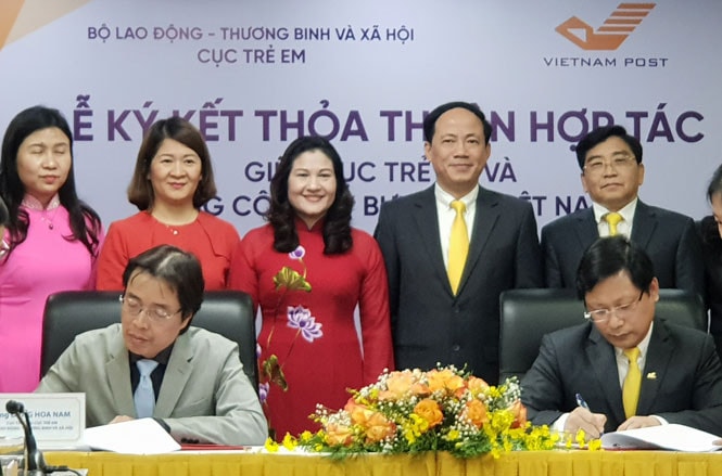 Đại diện Cục Trẻ em và Tổng công ty Bưu điện Việt Nam ký kết thỏa thuận hợp tác về công tác bảo vệ trẻ em