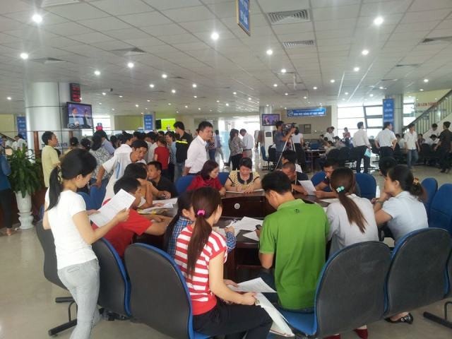 Người lao động tìm kiếm cơ hội việc làm tại các trung tâm giới thiệu việc làm Nguồn: ITN