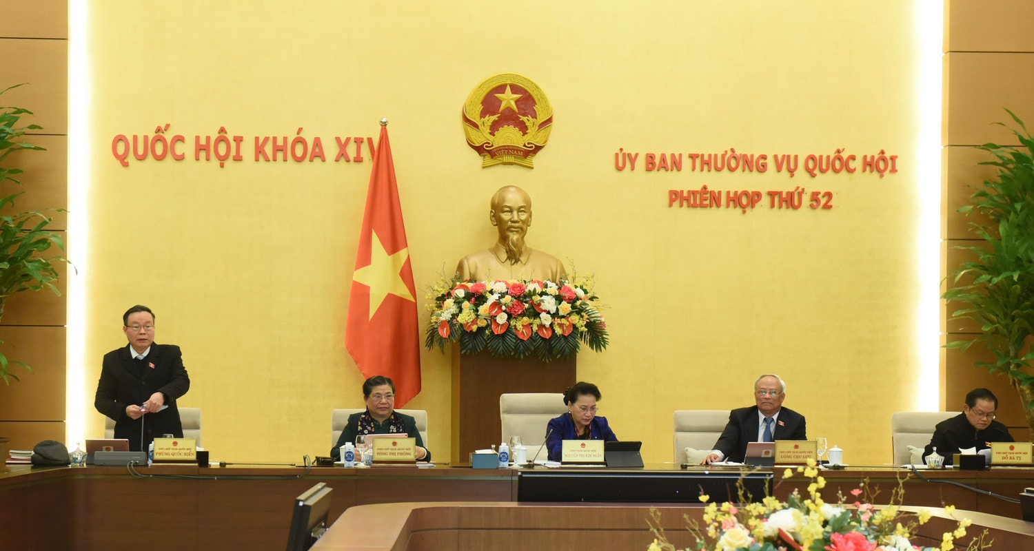 Phó Chủ tịch Quốc hội Phùng Quốc Hiển điều hành phiên họp