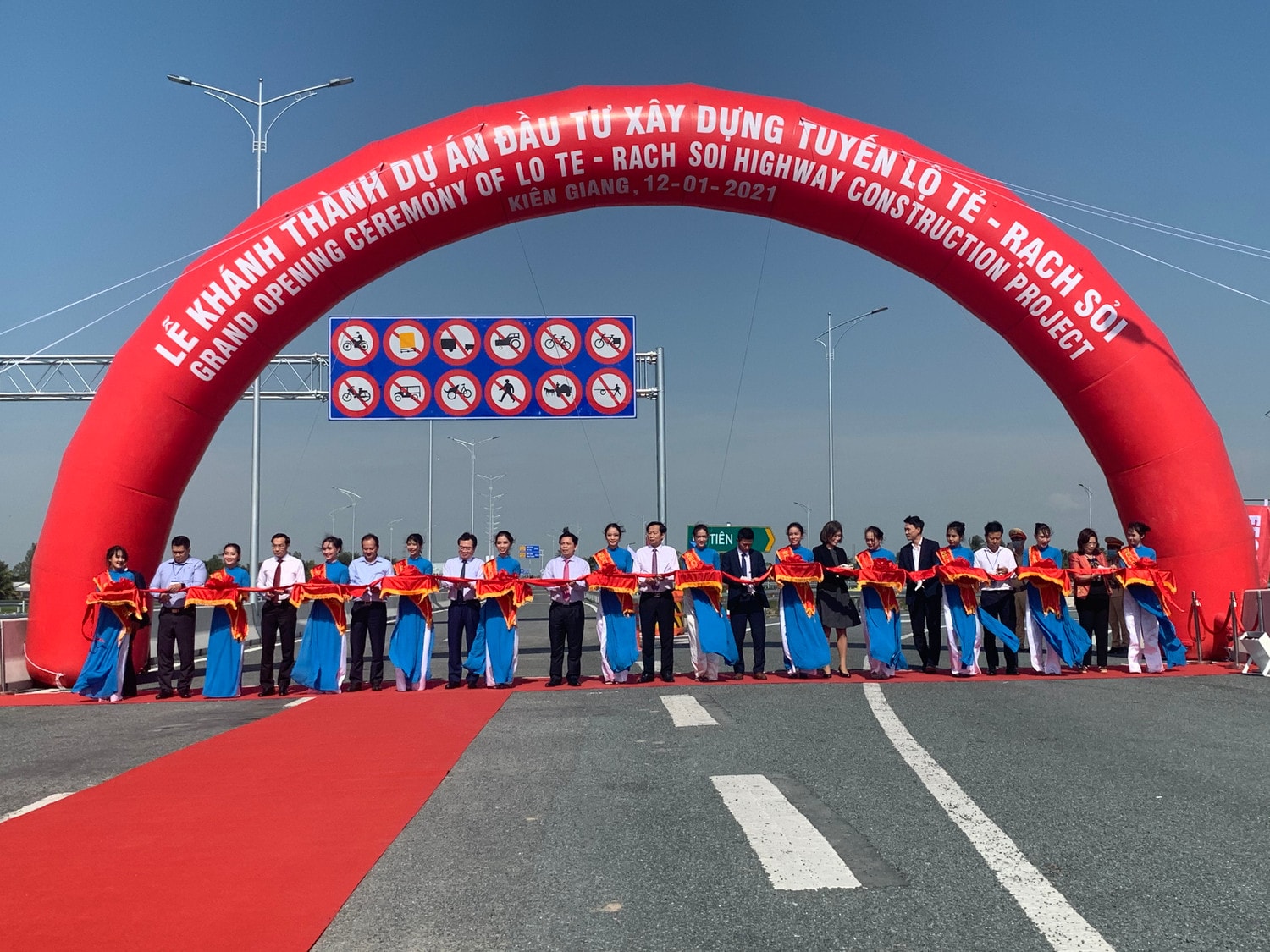 	Các đại biểu cắt băng khánh thành tuyến Lộ Tẻ- Rạch Sỏi