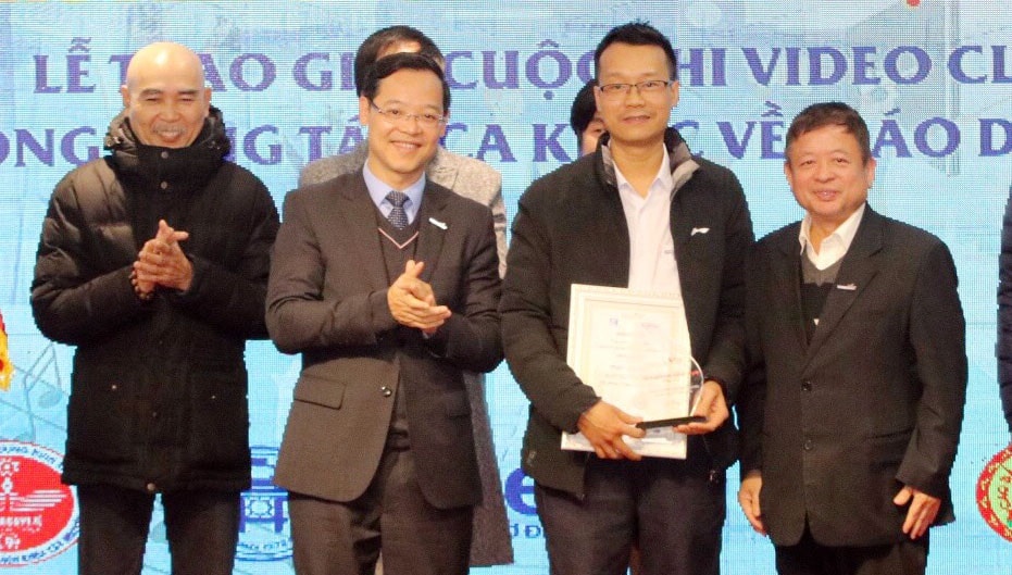Tổng cục trưởng Trưởng Anh Dũng trao giải Nhất cho tác giả Phạm Xuân Hải với ca khúc Vững tin bạn nhé