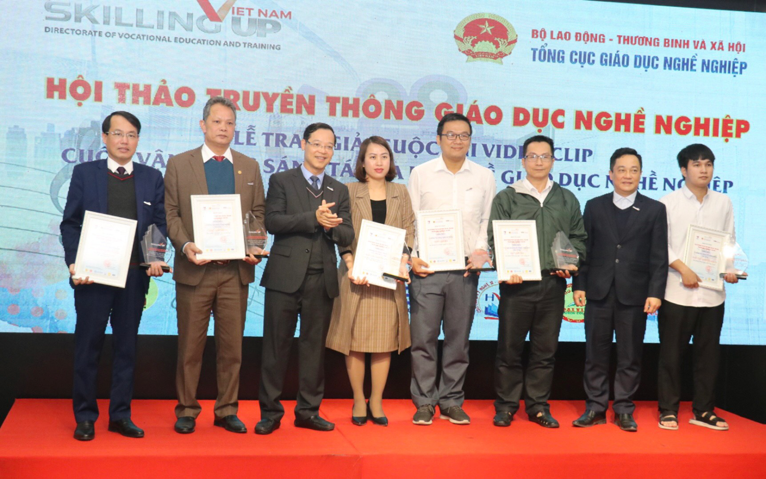 Tổng cục trưởng Trương Anh Dũng trao giải cho các tác giả đạt giải video clip