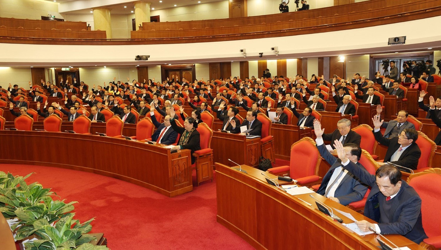 Các đại biểu biểu quyết thông qua chương trình Hội nghị Ảnh: Trí Dũng