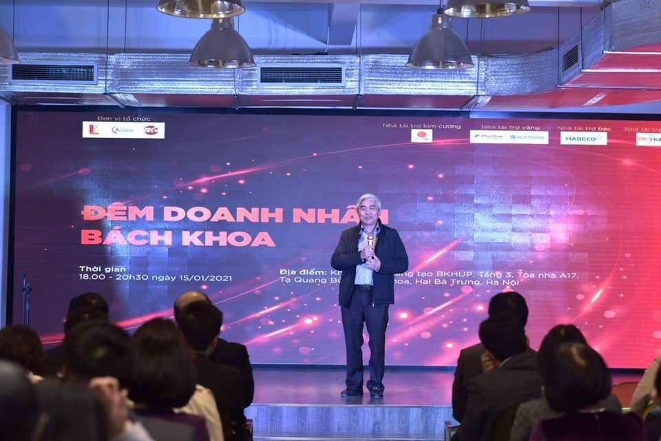 Nguyên Bộ trưởng Bộ Khoa học và Công nghệ, Chủ tịch mạng lưới Cựu sinh viên Bách khoa Hà Nội Nguyễn Quan chia sẻ tại buổi lễ