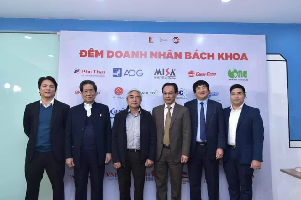 Nguyên Bộ trưởng Bộ Khoa học và Công nghệ Nguyễn Quân, Thứ trưởng Bộ Giáo dục và Đào tạo Hoàng Minh Sơn và các đại biểu chụp ảnh lưu niệm tại lễ ra mắt BK Fund