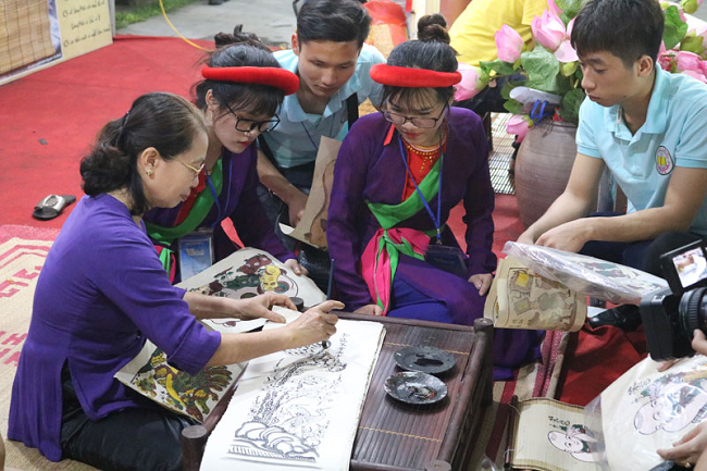 Nghệ nhân ưu tú Nguyễn Thị Oanh tích cực truyền dạy nghề truyền thống