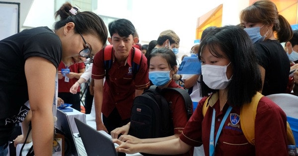 Người lao động tìm hiểu thông tin về XKLĐ những tháng đầu năm 2021