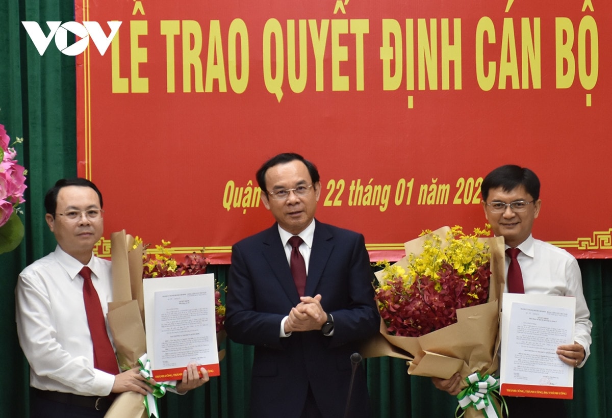Bí thư Thành uỷ TP Hồ Chí Minh Nguyễn Văn Nên trao quyết định cho ông Nguyễn Văn Hiếu (trái) và ông Nguyễn Mạnh Cường (phải)