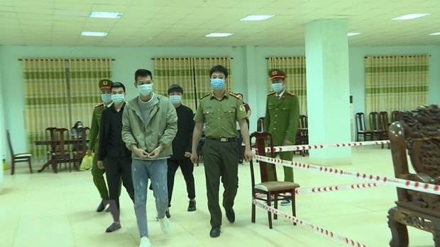Dẫn giải 3 công dân Trung Quốc ra khỏi khu vực cách ly để bàn giao cho công an tỉnh Quảng Ninh