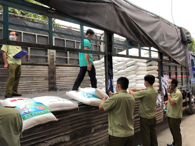 Lực lượng chức năng đang kiểm đếm số bột ngọt vi phạm Ảnh: Đức Huy