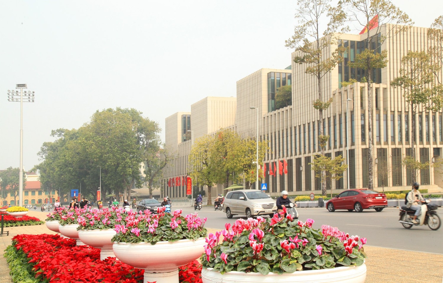 Đường phố Hà Nội trang hoàng rực rỡ chào mừng Đại hội toàn quốc lần thứ XIII của Đảng