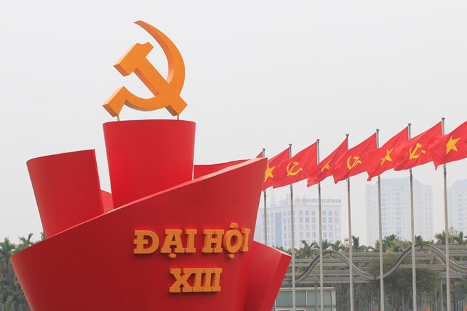 Biểu tượng Đại hội lần thứ XIII được đặt trước sảnh Trung tâm Hội nghị Quốc gia