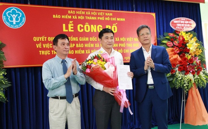 Phó Tổng Giám đốc BHXH Việt Nam Trần Đình Liệu trao quyết định thành lập BHXH TP Thủ Đức