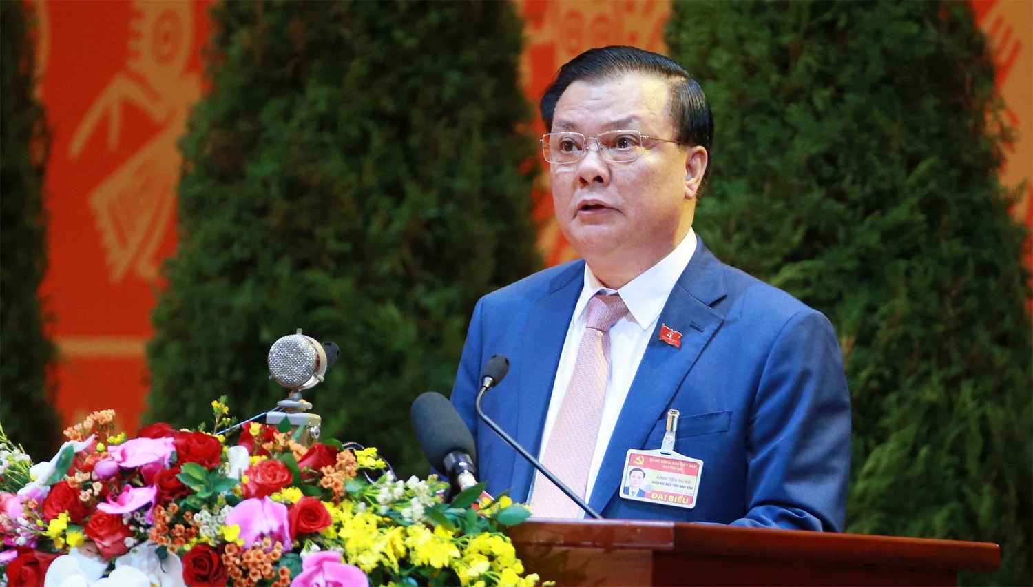 Ủy viên Trung ương Đảng, Bộ trưởng Bộ Tài chính Đinh Tiến Dũng trình bày tham luận của Đảng bộ Tài chính