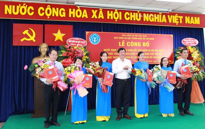Giám đốc BHXH TP HCM Phan Văn Mến trao quyết định cho các Phó Giám đốc BHXH TP Thủ Đức