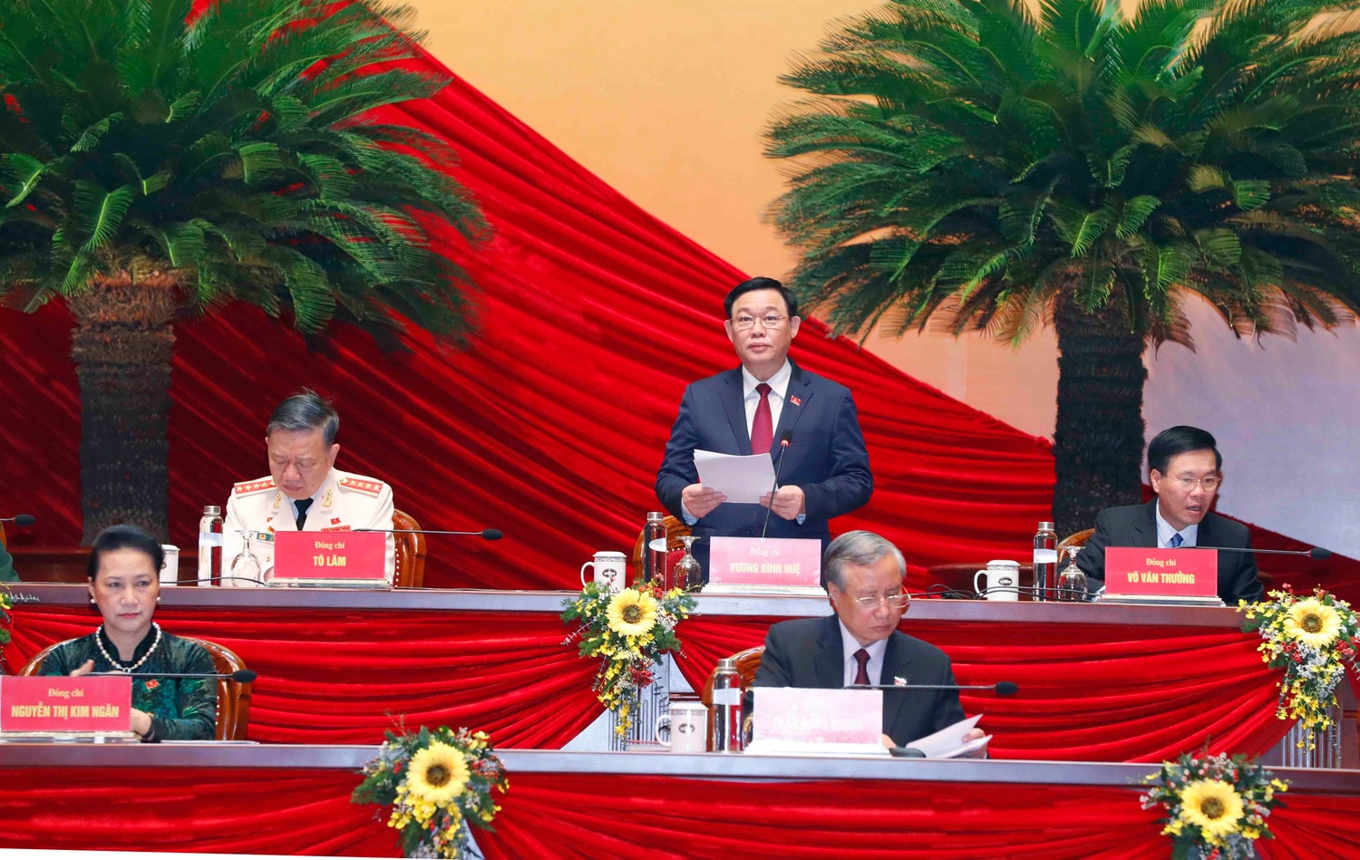 Ủy viên Bộ Chính trị, Bí thư Thành ủy Hà Nội Vương Đình Huệ thay mặt Đoàn Chủ tịch điều hành phiên họp sáng 28.1 Ảnh: TTXVN