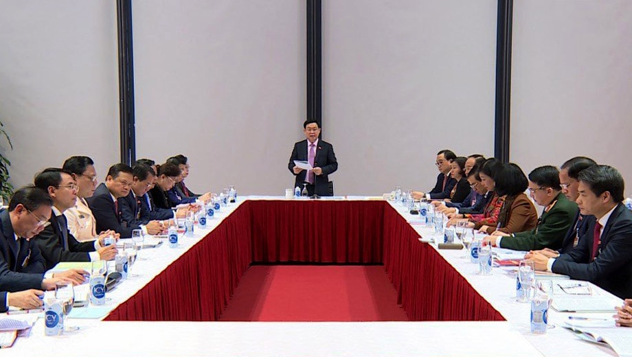 Bí thư Thành ủy Vương Đình Huệ chủ trì thảo luận tại Đoàn đại biểu Đảng bộ thành phố Hà Nội