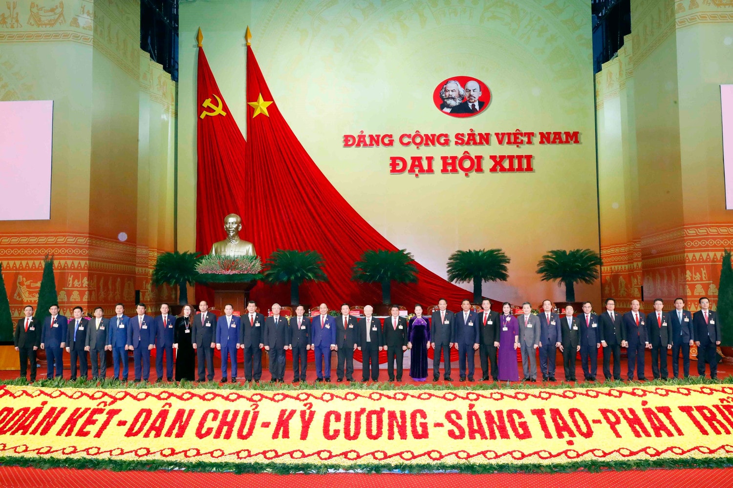  Tổng Bí thư, Chủ tịch Nước Nguyễn Phú Trọng; Thủ tướng Nguyễn Xuân Phúc; Chủ tịch Quốc hội Nguyễn Thị Kim Ngân với Đoàn đại biểu Đảng bộ Khối Doanh nghiệp Trung ương dự Đại hội Ảnh: Thống Nhất