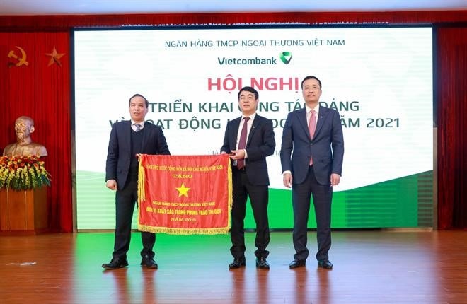 Thừa ủy quyền của Thủ tướng Chính phủ, Phó Thống đốc NHNN Đoàn Thái Sơn trao Cờ thi đua của Thủ tướng Chính phủ cho Vietcombank