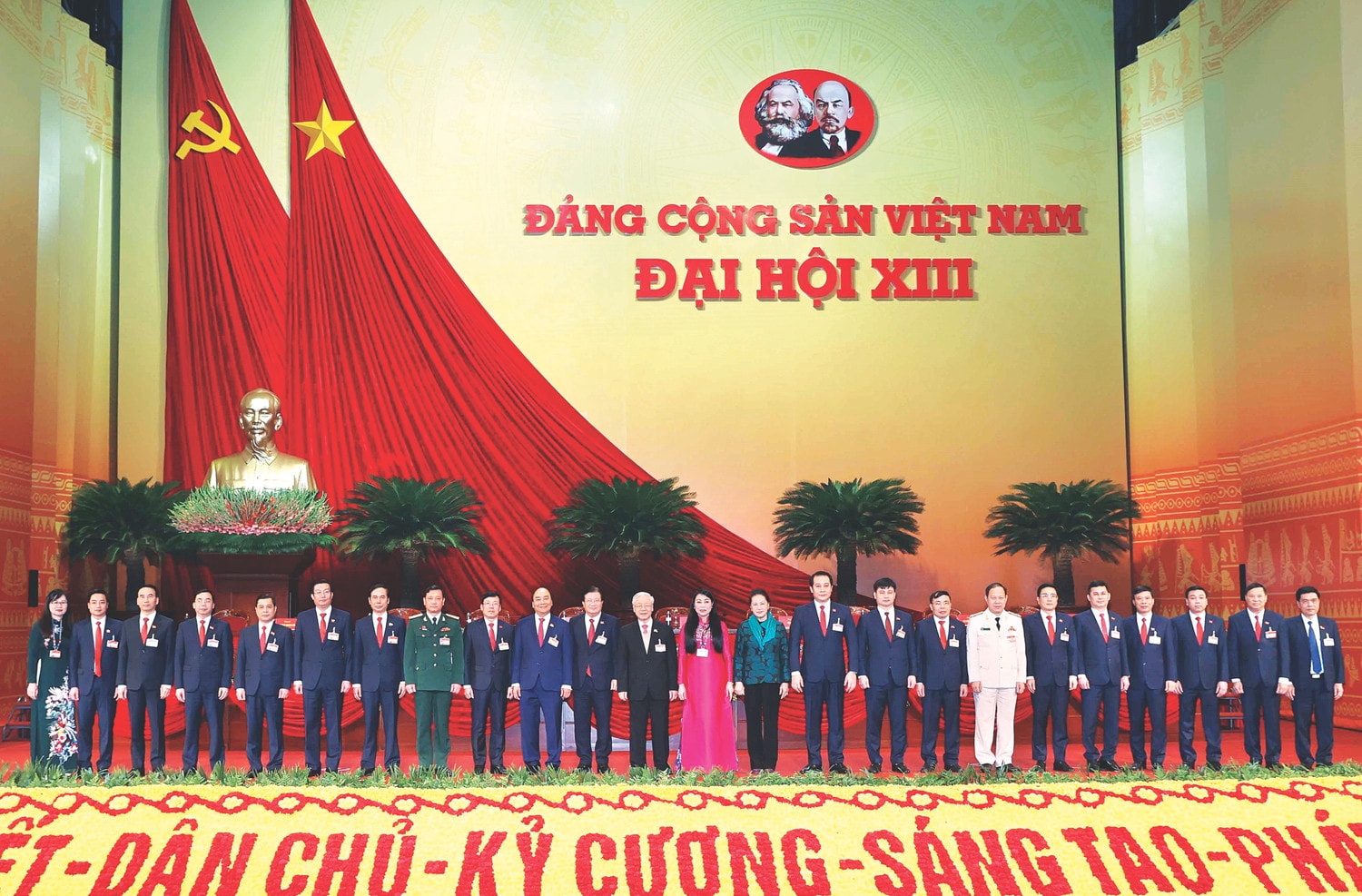 Tổng Bí thư, Chủ tịch Nước Nguyễn Phú Trọng; Thủ tướng Nguyễn Xuân Phúc; Chủ tịch Quốc hội Nguyễn Thị Kim Ngân với Đoàn đại biểu Đảng bộ tỉnh Vĩnh Phúc Ảnh: Thống Nhất