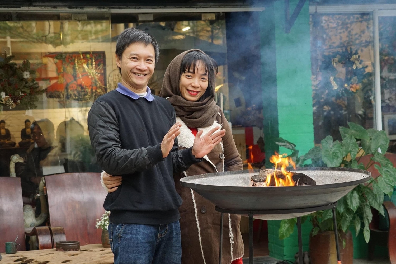 Đạo diễn Nguyễn Hoàng Điệp và chồng (KTS Cường Nghiêm) tại không gian "Ơ kìa Hà Nội"