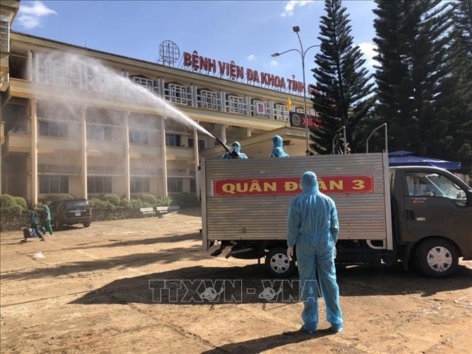 Lực lượng Tiểu đoàn Hóa học 21- Quân đoàn 3 phun hóa chất khử khuẩn tại bệnh viện Đa khoa tỉnh Gia Lai và Bệnh viện Y Dược Hoàng Anh Gia Lai