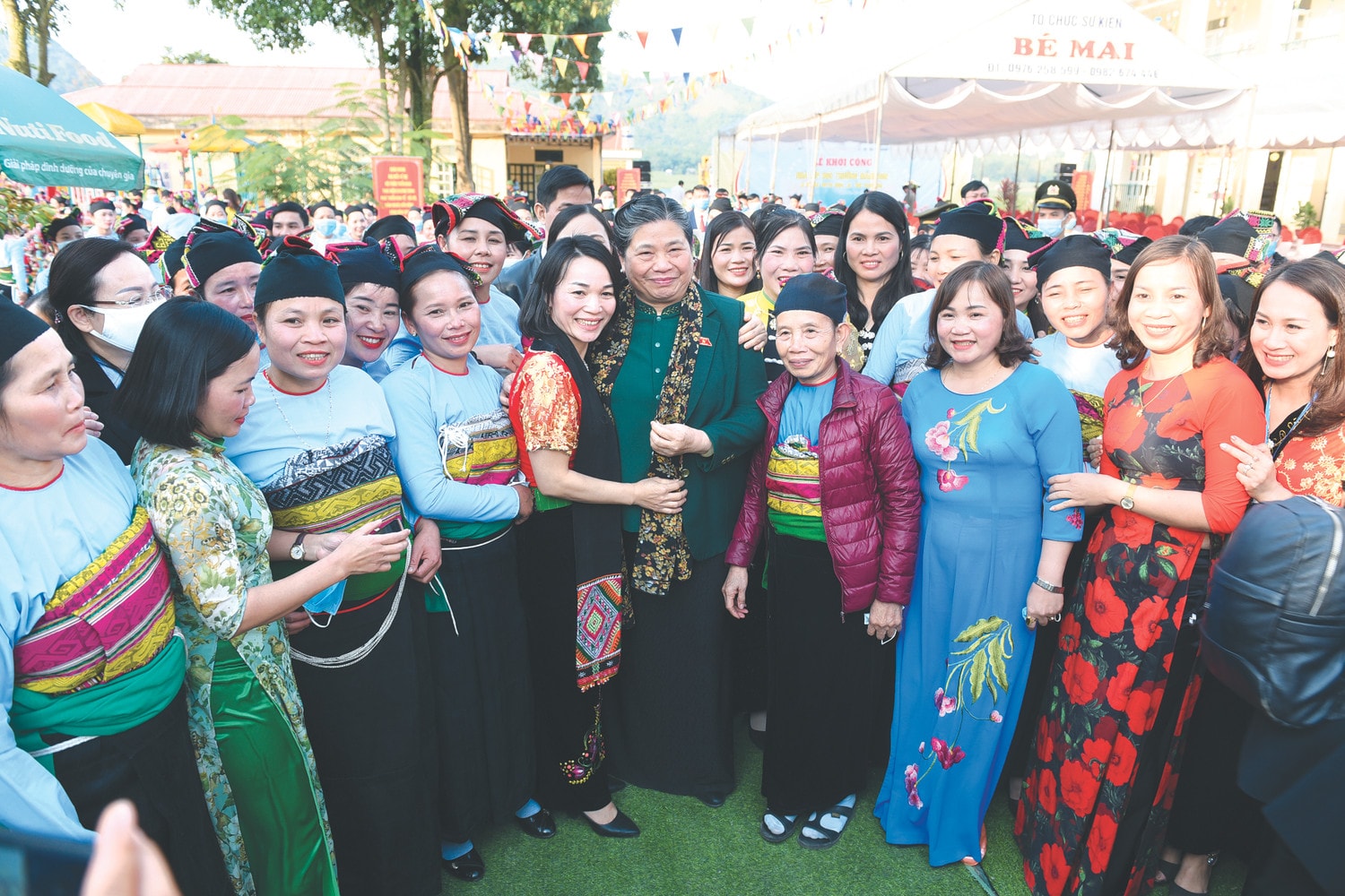 	Phó Chủ tịch Thường trực Quốc hội Tòng Thị Phóng với đồng bào xã Mỹ Tân, huyện Ngọc Lặc, Thanh Hóa Ảnh: Quang Khánh