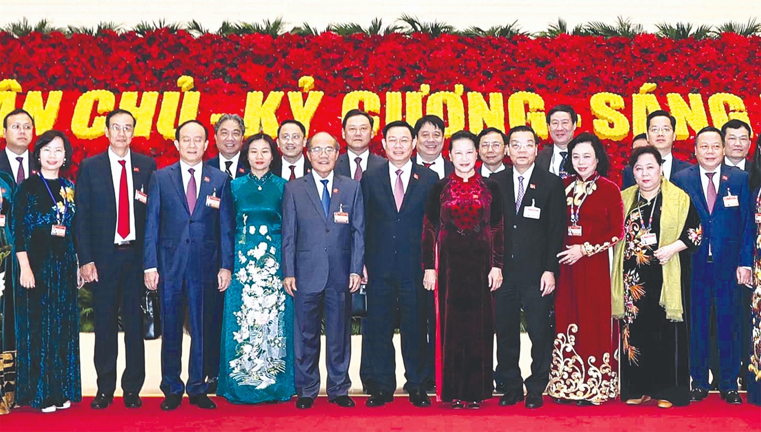 Chủ tịch Quốc hội Nguyễn Thị Kim Ngân, nguyên Chủ tịch Quốc hội Nguyễn Sinh Hùng với Đoàn đại biểu thành phố Hà Nội dự Đại hội lần thứ XIII của Đảng Ảnh: TTXVN
