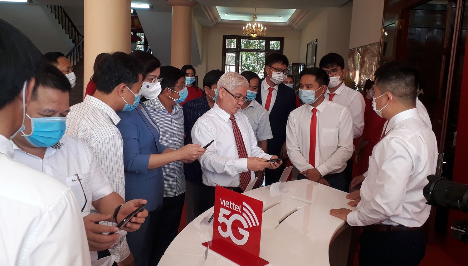Các đại biểu tham gia trải nghiệm 5G tại sự kiện