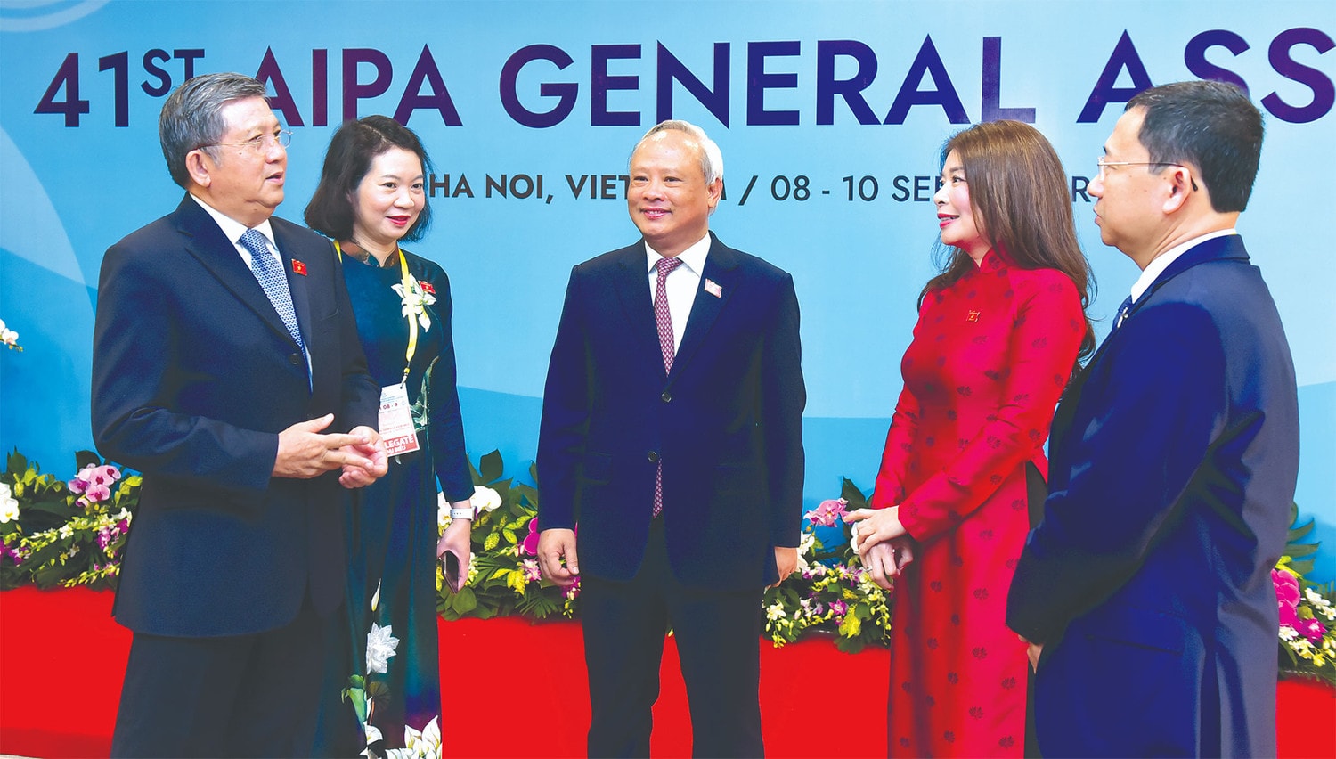 Phó Chủ tịch Quốc hội Uông Chu Lưu trao đổi với các đại biểu tại phiên họp của Ủy ban Tổ chức Đại hội đồng AIPA 41 Ảnh: Q. Khánh
