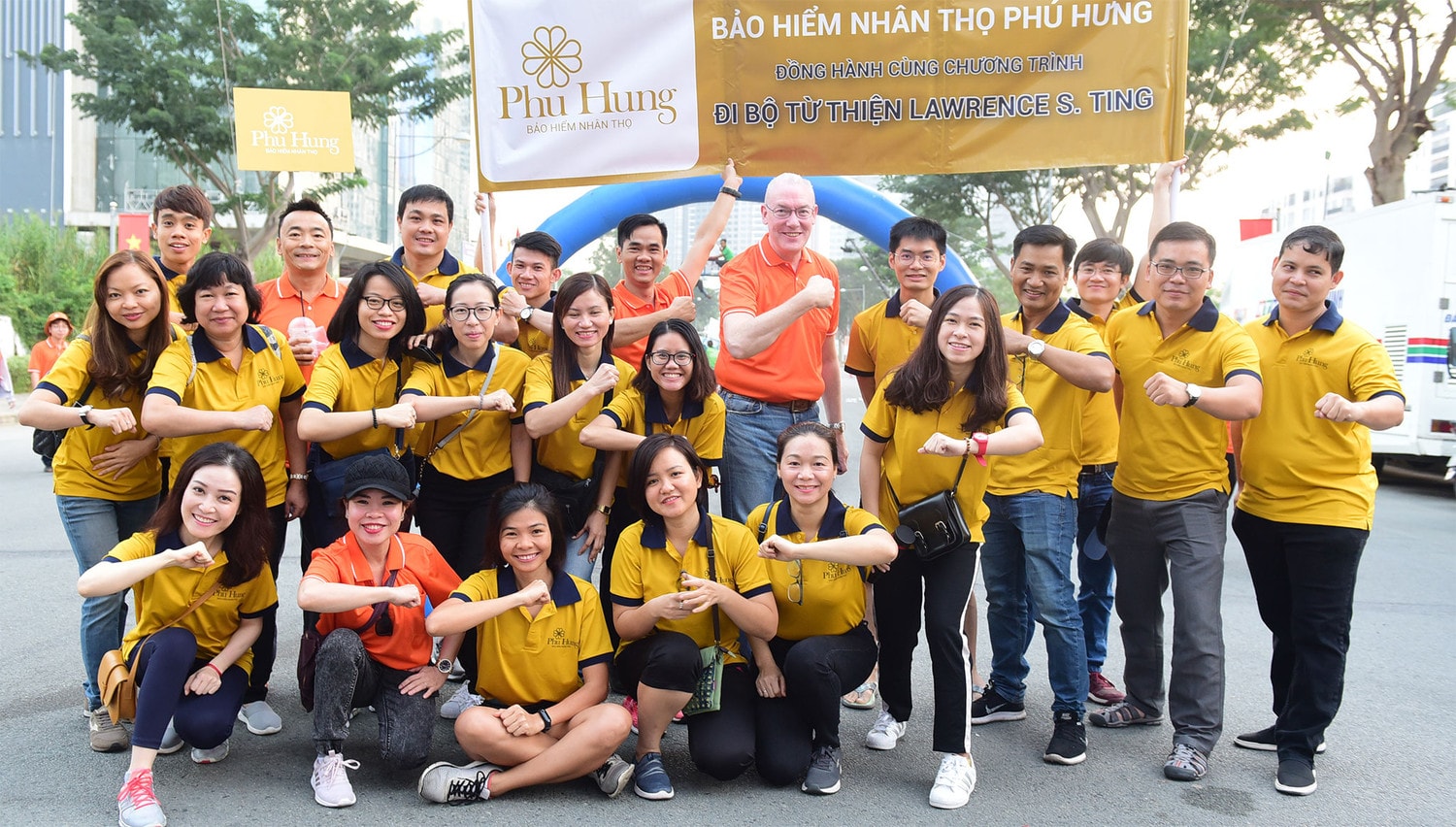 	Nhân viên Phú Hưng Life sẵn sàng góp những bước chân vào hành trình chia sẻ
