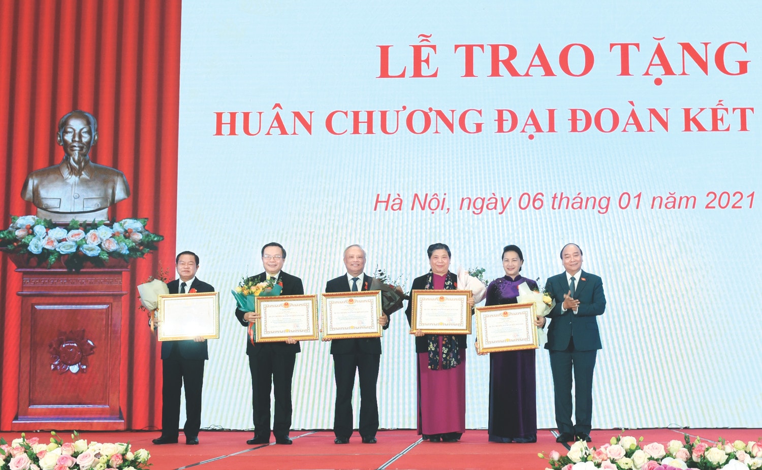 Thủ tướng Nguyễn Xuân Phúc trao Huân chương Đại đoàn kết Dân tộc tặng Chủ tịch Quốc hội Nguyễn Thị Kim Ngân và các Phó Chủ tịch Quốc hội Ảnh: Quang Khánh