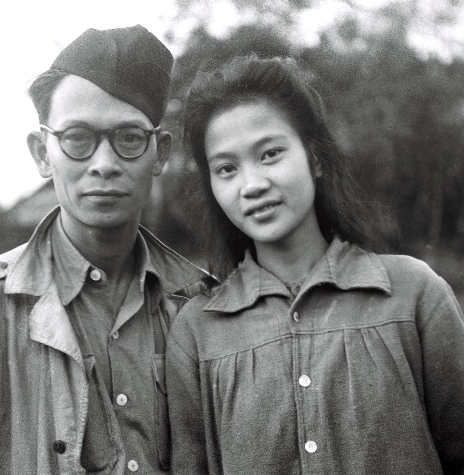 Nhạc sĩ Phạm Duy cùng vợ mới cưới ở chiến khu Việt Bắc, năm 1949. Vợ ông, ca sĩ Thái Hằng, chính là người thể hiện nhiều tác phẩm của ông Ảnh: Trần Văn Lưu