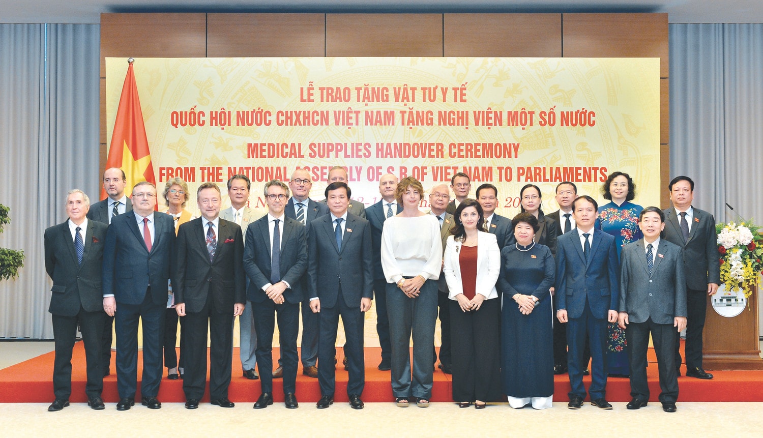 	Quốc hội Việt Nam trao tặng vật tư y tế cho nghị viện một số nước Ảnh: Trung Thành