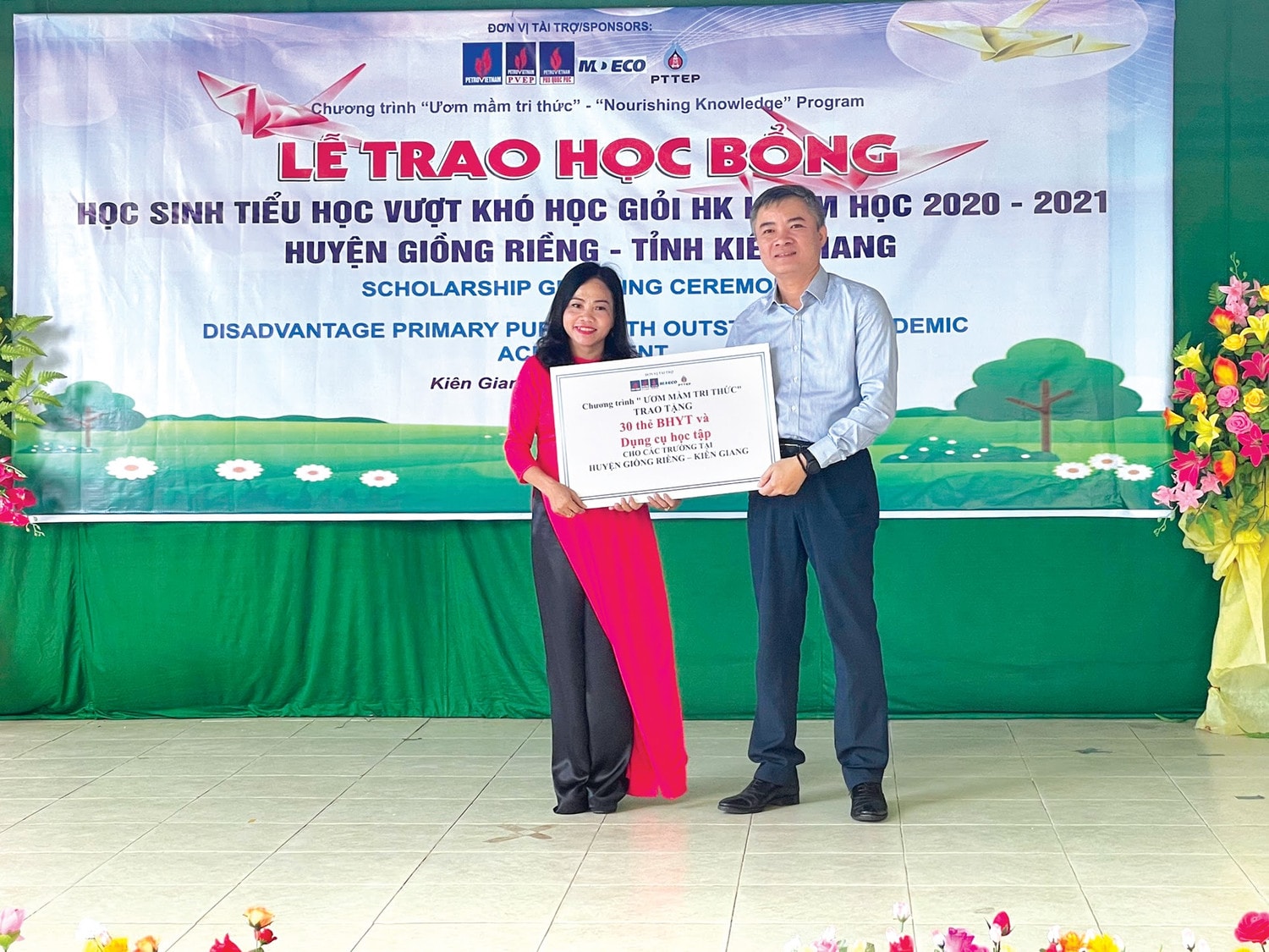 Tổng Giám đốc Công ty Điều hành Dầu khí Phú Quốc Lê Ngọc Sơn tại lễ trao học bổng cho các học sinh nghèo vượt khó tỉnh Kiên Giang