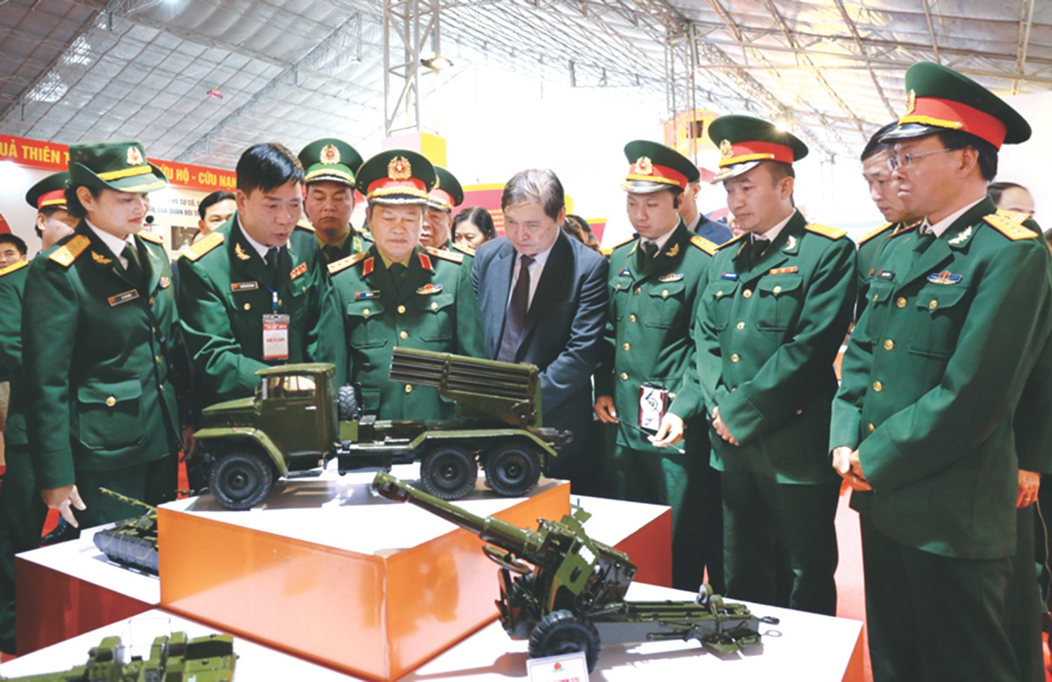 	Đại tướng Đỗ Bá Tỵ - Phó Chủ tịch Quốc hội tham quan Triển lãm về Thành tựu xây dựng nền quốc phòng toàn dân, xây dựng lực lượng vũ trang nhân dân tại Thái Nguyên
