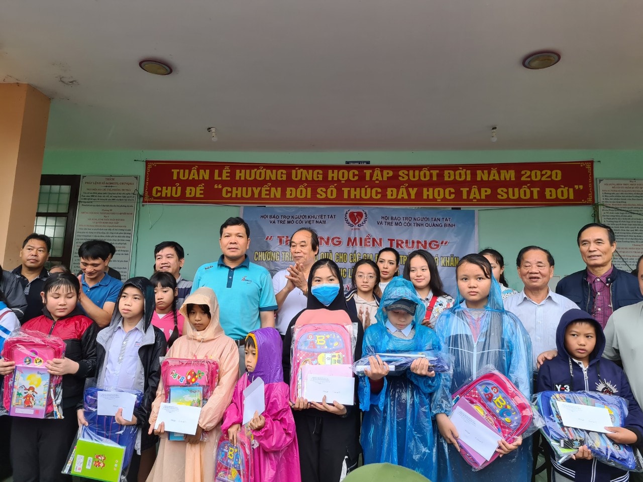 Ban lãnh đạo Cty Ashico thăm hỏi và tặng quà cho các cháu học sinh miền Trung
