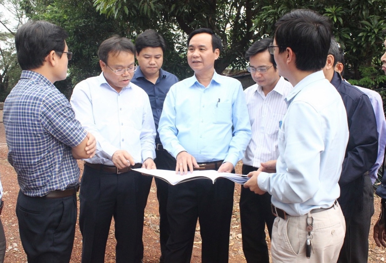 	Phó Bí thư Tỉnh uỷ, Chủ tịch UBND tỉnh Võ Văn Hưng chỉ đạo công tác giải phóng mặt bằng tại TP Đông Hà Ảnh: Hải Phong