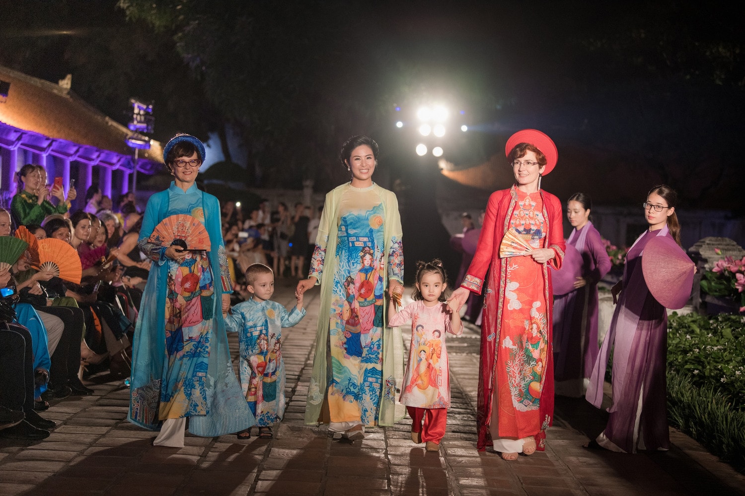Bộ sưu tập áo dài tôn vinh văn hóa các vùng miền của Việt Nam của NTK Ngọc Hân Nguồn: VOV
