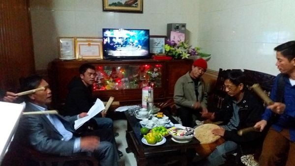 Với chiếc trống con, thẻ tre, mẹt, những nhạc cụ đơn giản mộc mạc hòa lẫn tiếng vỗ tay và âm thanh lời hát, nhóm nghệ sỹ dân gian lần lượt xông đất từng nhà, từng nhà, rộn rã suốt đêm giao thừa (1)