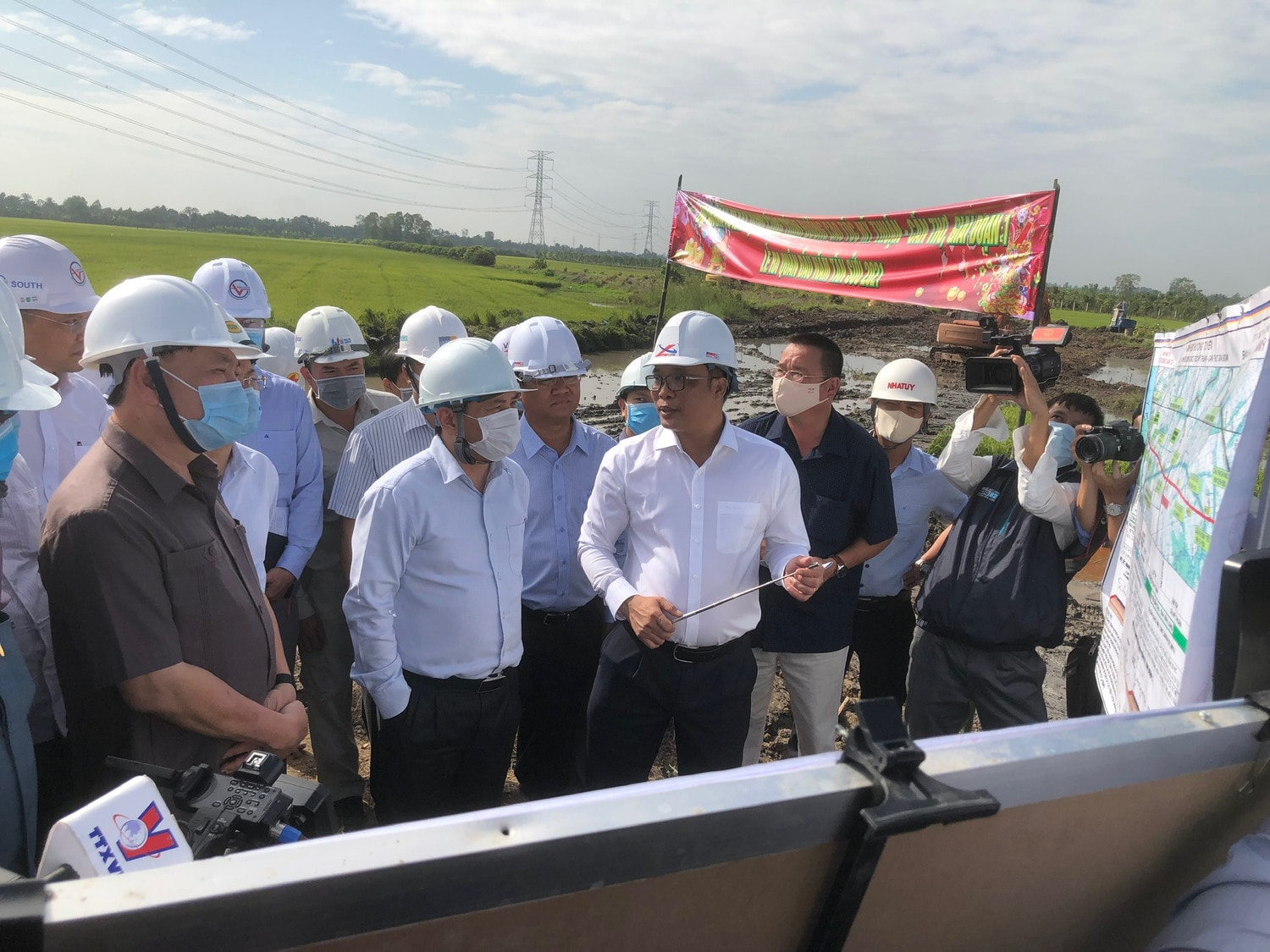 	Bộ trưởng Bộ GTVT NGuyễ Văn Thể trò chuyện với cán bộ, kỹ sư và công nhân Ban quản lý Dự án Mỹ Thuận về cao tốc MỸ Thuận- Cần Thơ	Copy