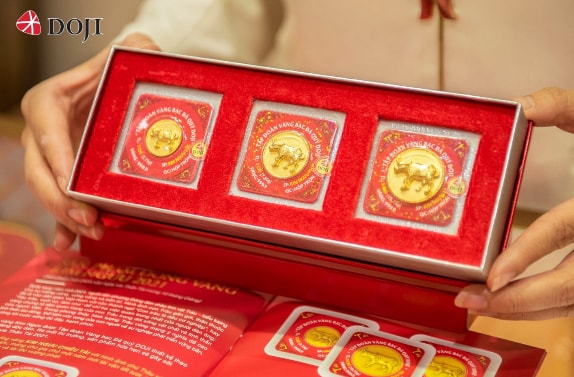 Sản phẩm đồng vàng Kim Ngưu Phát Lộc với hình ảnh chú Trâu tả thực vững vàng, mạnh mẽ như lời chúc cho vạn sự may mắn, thuận lợi, phú quý phát tài cho người sở hữu